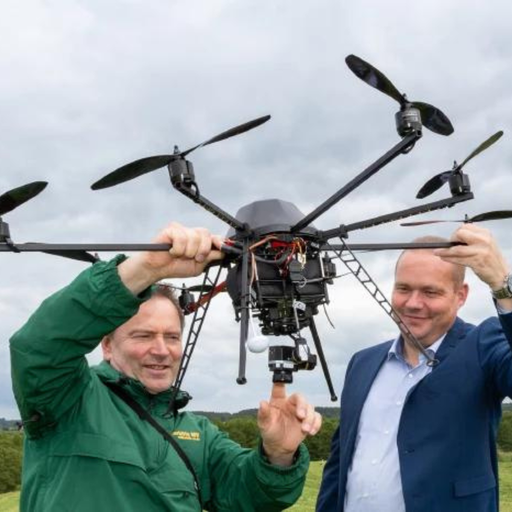 Frank Demke, Vorsitzender der Wildtierhilfe in Mecklenburg-Vorpommern, und Michael Hillman, Vertriebsleiter der WEMAG, bei der Inbetriebnahme der gespendeten Drohne mit Wärmebildkamera.